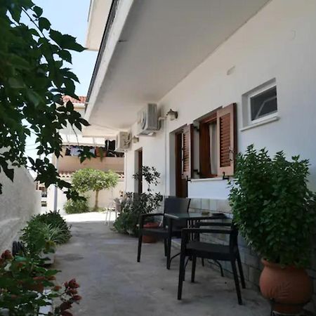 Chrysoula'S Welcoming Triple Room With Yard Monemvasía Exterior foto
